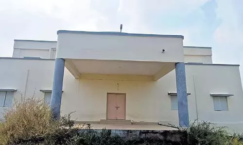 Telangana: स्टेशन घनपुर का अधूरा मिनी स्टेडियम बदमाशों का अड्डा बना Telangana: स्टेशन घनपुर का अधूरा मिनी स्टेडियम बदमाशों का अड्डा बना