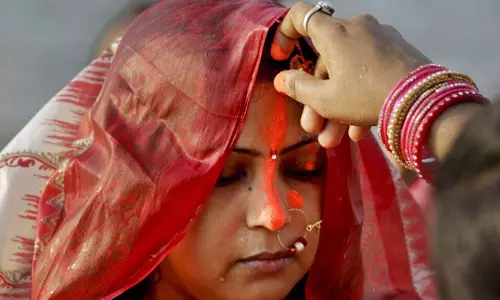 Chhath पर्व पर महिलाएं नाक से माथे तक सिन्दूर क्यों लगाती