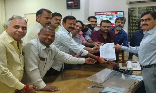 Ghaziabad: पत्रकार की गिरफ्तारी से पत्रकारों में रोष, तत्काल रिहाई की मांग