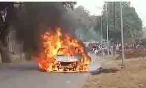 MP News: चलती कार में लगी आग, पूरी तरह जलकर राख MP News: चलती कार में लगी आग, पूरी तरह जलकर राख