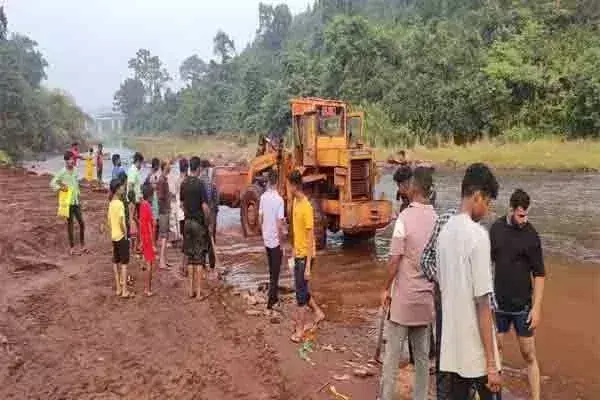 Kiriburu में गुवा व बड़ाजामदा के छठ घाटों की साफ-सफाई की गयी Kiriburu में गुवा व बड़ाजामदा के छठ घाटों की साफ-सफाई की गयी