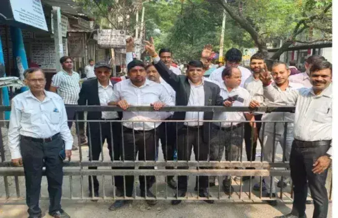 Ghaziabad: अधिवक्ताओं की अनिश्चितकालीन हड़ताल जारी Ghaziabad: अधिवक्ताओं की अनिश्चितकालीन हड़ताल जारी