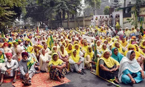 बठिंडा के किसानों ने DC आवास और मिनी सचिवालय का घेराव किया बठिंडा के किसानों ने DC आवास और मिनी सचिवालय का घेराव किया