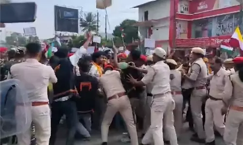 Assam : जागीरोड में प्रदर्शनकारियों और पुलिस के बीच झड़प हिंसक हो गई