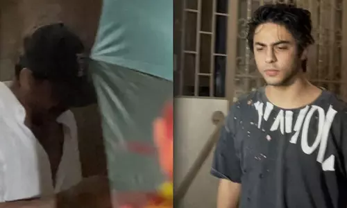 Shahrukh Khan और उनके बेटे आर्यन खान डबिंग स्टूडियो में देखे गए Shahrukh Khan और उनके बेटे आर्यन खान डबिंग स्टूडियो में देखे गए