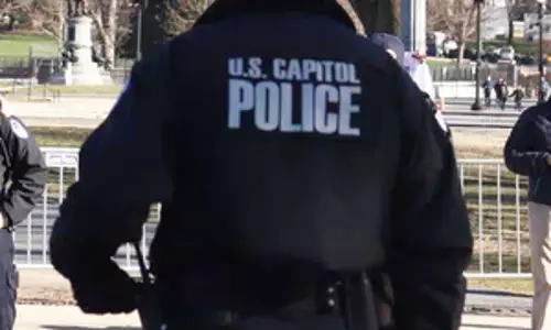 US कैपिटल पुलिस ने चुनाव के दिन टॉर्च और फ्लेयर गन लेकर जा रहे व्यक्ति को गिरफ्तार किया