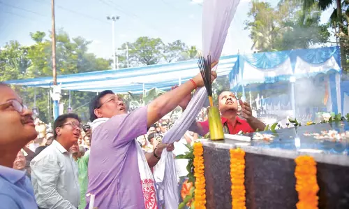 Assam :  कोकराझार के सुधाकांत कानन में डॉ. भूपेन हजारिका की प्रतिमा का अनावरण किया