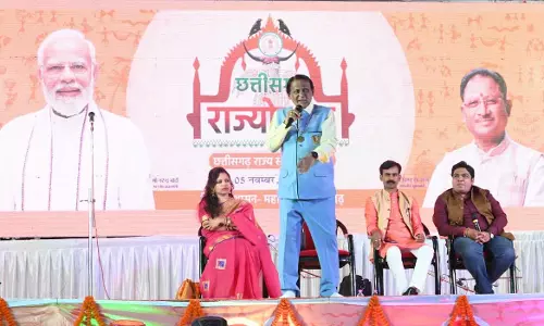 कवि सुरेन्द्र दुबे के चुटकीले अंदाज ने लोगों को गुदगुदाया