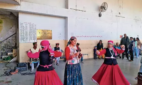 लोक कलाकारों ने जुब्बल में AIDS के प्रति जागरूकता फैलाई लोक कलाकारों ने जुब्बल में AIDS के प्रति जागरूकता फैलाई