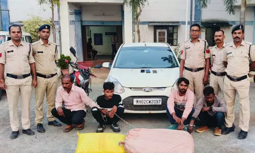 कार और बाइक से गांजा सप्लाई करते 4 तस्कर गिरफ्तार, 3 लाख का माल जब्त कार और बाइक से गांजा सप्लाई करते 4 तस्कर गिरफ्तार, 3 लाख का माल जब्त