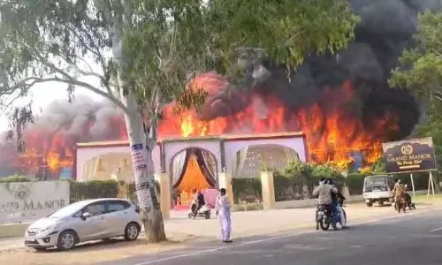 Jalandhar: मैरिज पैलेस में लगी भीषण आग, 1.25 करोड़ रुपये का नुकसान Jalandhar: मैरिज पैलेस में लगी भीषण आग, 1.25 करोड़ रुपये का नुकसान
