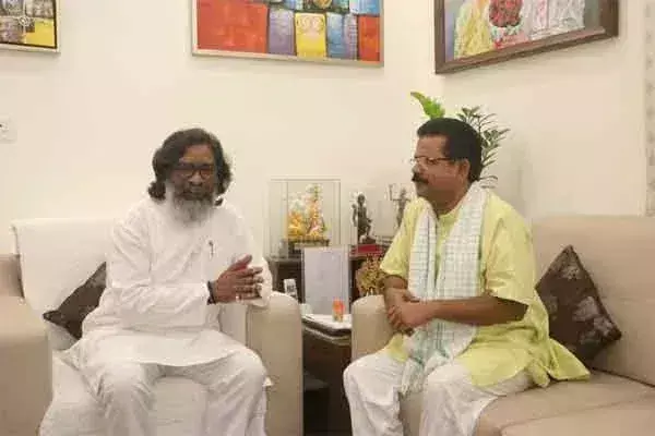 Ranchi: झामुमो के हुए मालतो, सीएम ने किया स्वागत Ranchi: झामुमो के हुए मालतो, सीएम ने किया स्वागत