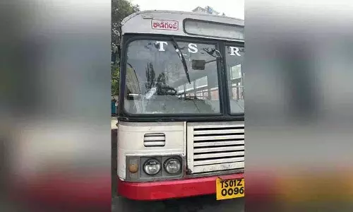स्कूली छात्रों और अभिभावकों ने अपने गांव में RTC बसों के न रुकने पर विरोध प्रदर्शन स्कूली छात्रों और अभिभावकों ने अपने गांव में RTC बसों के न रुकने पर विरोध प्रदर्शन