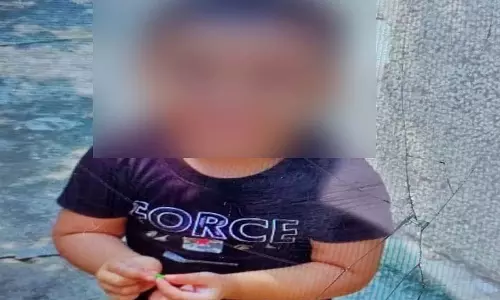 फौजी सेना में तैनात पड़ोसी जवान की बच्ची को कार में घुमाने ले गया, फिर जो हुआ... फौजी सेना में तैनात पड़ोसी जवान की बच्ची को कार में घुमाने ले गया, फिर जो हुआ...