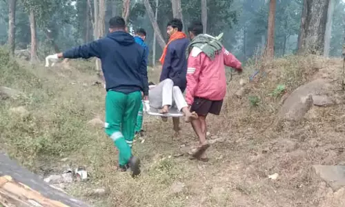 कार खाई में गिरने से युवक की मौत, एक अन्य की हालत नाजुक