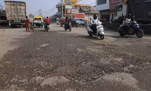 Jalandhar: टूटी हुई लम्मा पिंड सड़क, ख़राब स्ट्रीटलाइट्स ने यात्रियों की मुसीबतें बढ़ा दी