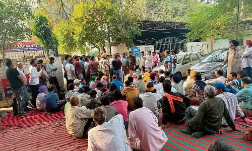 Jalandhar: ग्रामीणों ने सरकारी कर्मचारी पर हमले के मामले में कार्रवाई की मांग की Jalandhar: ग्रामीणों ने सरकारी कर्मचारी पर हमले के मामले में कार्रवाई की मांग की