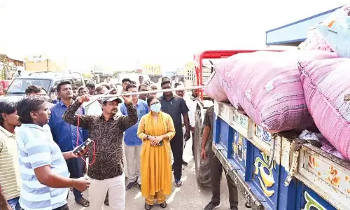 Karnataka के किसान खरीद केंद्रों पर उमड़ पड़े Karnataka के किसान खरीद केंद्रों पर उमड़ पड़े