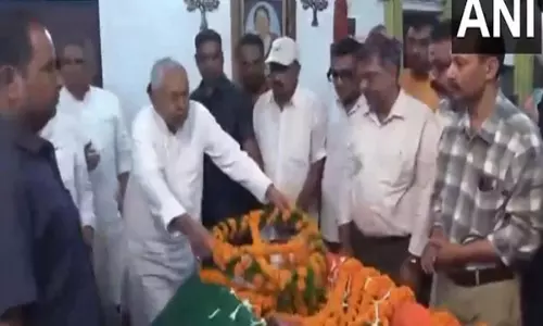 Bihar के मुख्यमंत्री नीतीश कुमार ने प्रसिद्ध लोक गायिका शारदा सिन्हा को श्रद्धांजलि दी Bihar के मुख्यमंत्री नीतीश कुमार ने प्रसिद्ध लोक गायिका शारदा सिन्हा को श्रद्धांजलि दी
