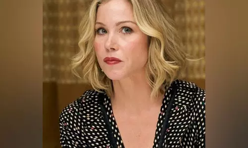 Christina Applegate ने अपनी स्वास्थ्य लड़ाई के बारे में बताया, कहा-मैं बिस्तर पर लेटी चिल्लाती रहती थी Christina Applegate ने अपनी स्वास्थ्य लड़ाई के बारे में बताया, कहा-मैं बिस्तर पर लेटी चिल्लाती रहती थी