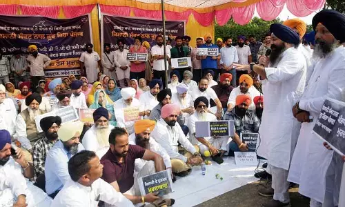 SAD ने धीमी खरीद और उर्वरक की कमी के खिलाफ प्रदर्शन किया
