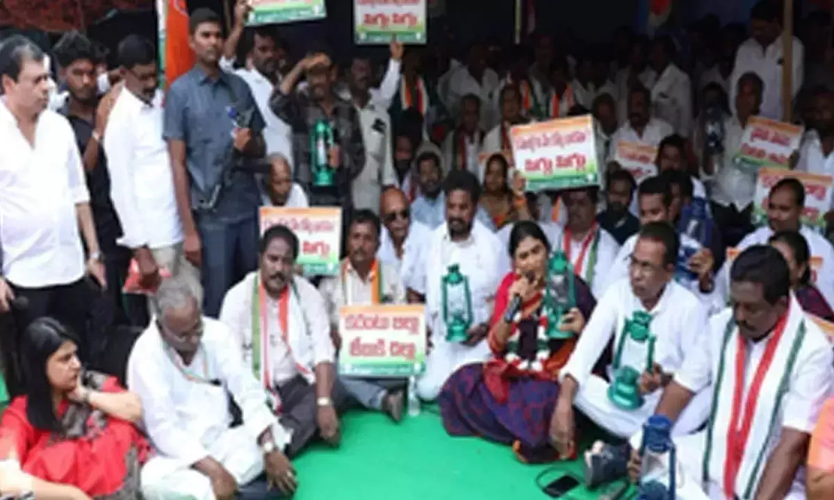 Andhra Pradesh: कांग्रेस ने बिजली दरों में बढ़ोतरी का विरोध किया Andhra Pradesh: कांग्रेस ने बिजली दरों में बढ़ोतरी का विरोध किया