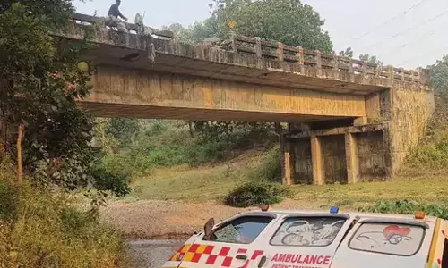 शव लेकर निकली एम्बुलेंस हादसे का शिकार, 4 लोग घायल