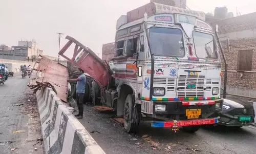 Ludhiana: ट्रक डिवाइडर से टकराया, कोई हताहत नहीं Ludhiana: ट्रक डिवाइडर से टकराया, कोई हताहत नहीं
