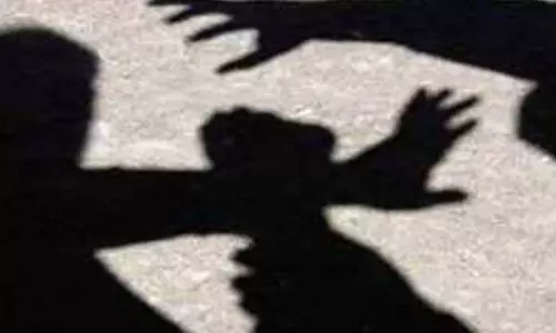 ESI अस्पताल के पार्किंग में झगड़े के बाद ऑर्थो सर्जन पर गिरोह ने किया हमला ESI अस्पताल के पार्किंग में झगड़े के बाद ऑर्थो सर्जन पर गिरोह ने किया हमला