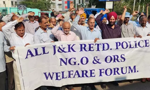 Jammu: सेवानिवृत्त पुलिस कर्मियों ने चिंताओं को उजागर करने के लिए विरोध प्रदर्शन किया