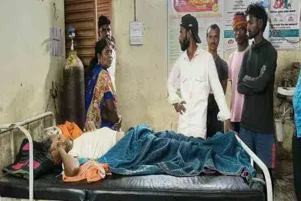 Latehar: मवेशी चराने जंगल गया वृद्ध पेड़ से गिरा, रिम्स रेफर Latehar: मवेशी चराने जंगल गया वृद्ध पेड़ से गिरा, रिम्स रेफर