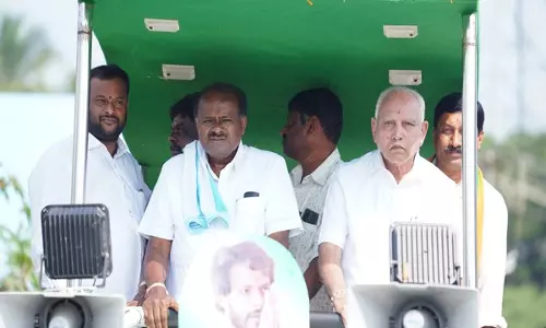 HD कुमारस्वामी ने वायनाड से प्रियंका गांधी की उम्मीदवारी पर सवाल उठाए HD कुमारस्वामी ने वायनाड से प्रियंका गांधी की उम्मीदवारी पर सवाल उठाए