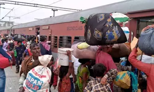 Chhath Puja के लिए बिहार रवाना हुए रेलवे स्टेशन पर भारी भीड़