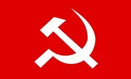 CPM ने ट्रॉली बैग के साथ कांग्रेस कार्यकर्ता का फुटेज जारी किया CPM ने ट्रॉली बैग के साथ कांग्रेस कार्यकर्ता का फुटेज जारी किया