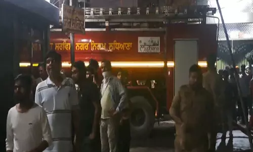 Ludhiana के कपड़ों की दुकान में लगी आग Ludhiana के कपड़ों की दुकान में लगी आग