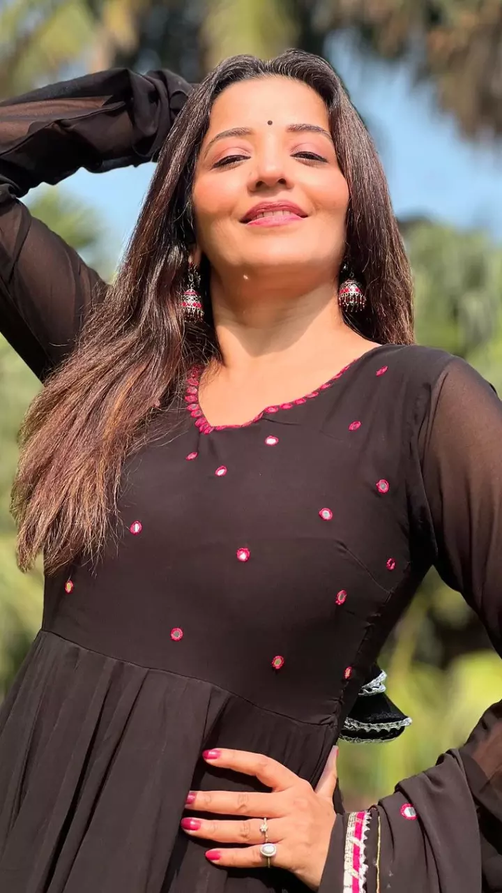 मोनालिसा सिंपल लुक में नजर आई
