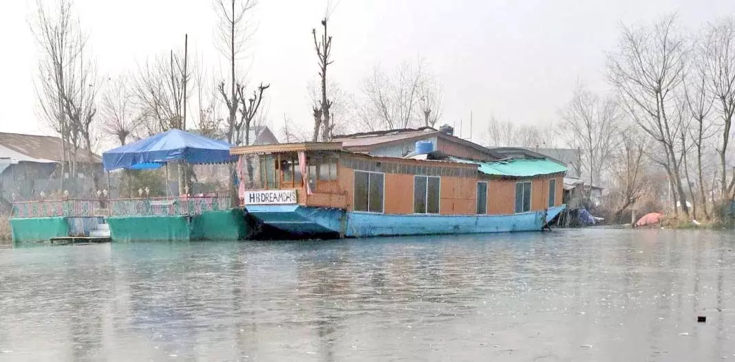 J&K: पर्यटन आयुक्त ने हाउसबोट मालिक संघ के मुद्दों पर बैठक की