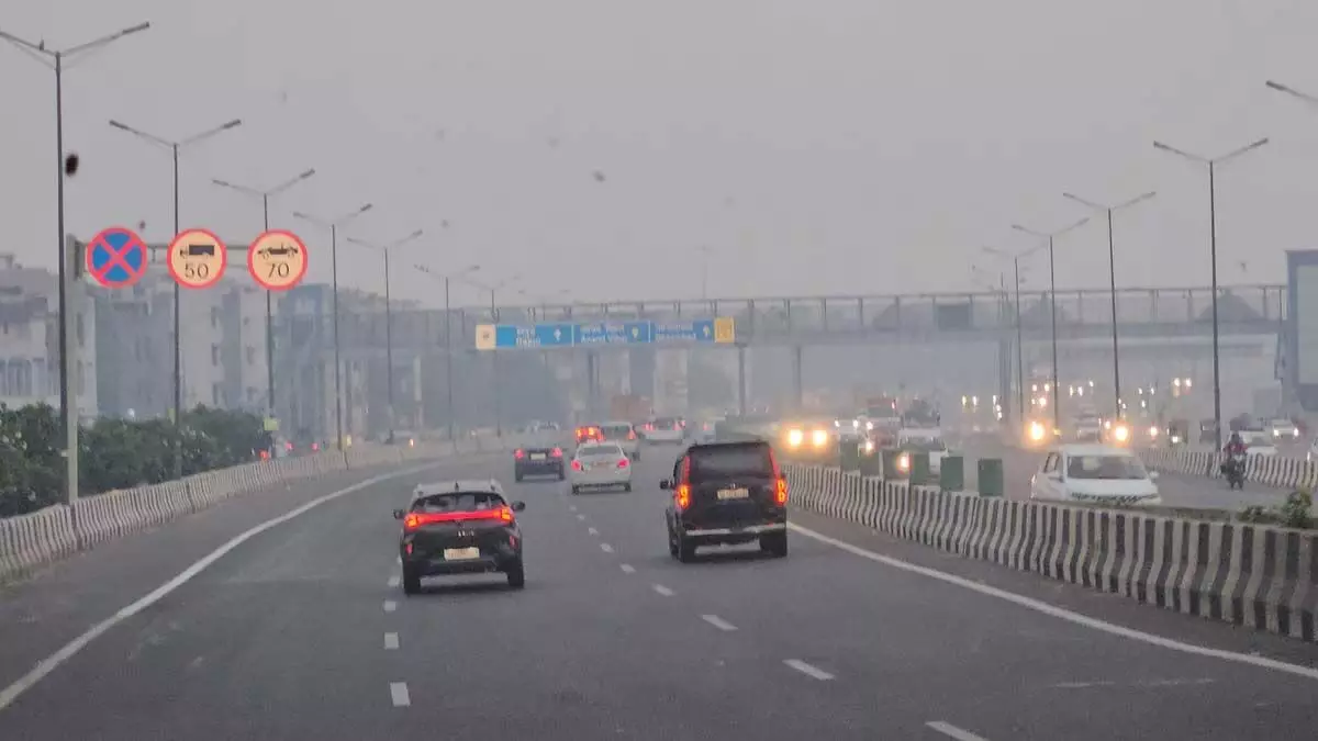 Delhi: दिल्ली की जहरीली हवा से लोगों को राहत नहीं, 362 रहा औसत AQI