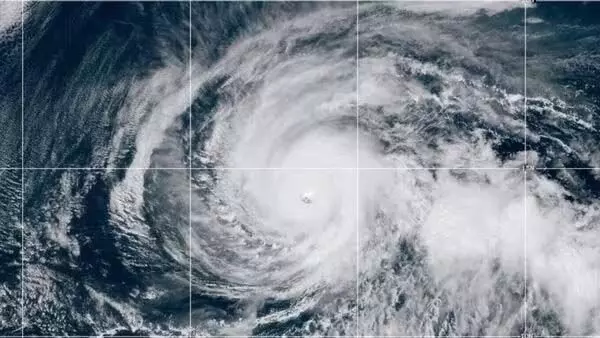 Hurricane Rafael in Cuba: हवाओं के कारण देश का बिजली ग्रिड ठप्प