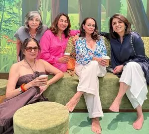 Neena Gupta, Neetu Kapoor और सोनी राजदान ने कॉफ़ी का लुत्फ़ उठाया