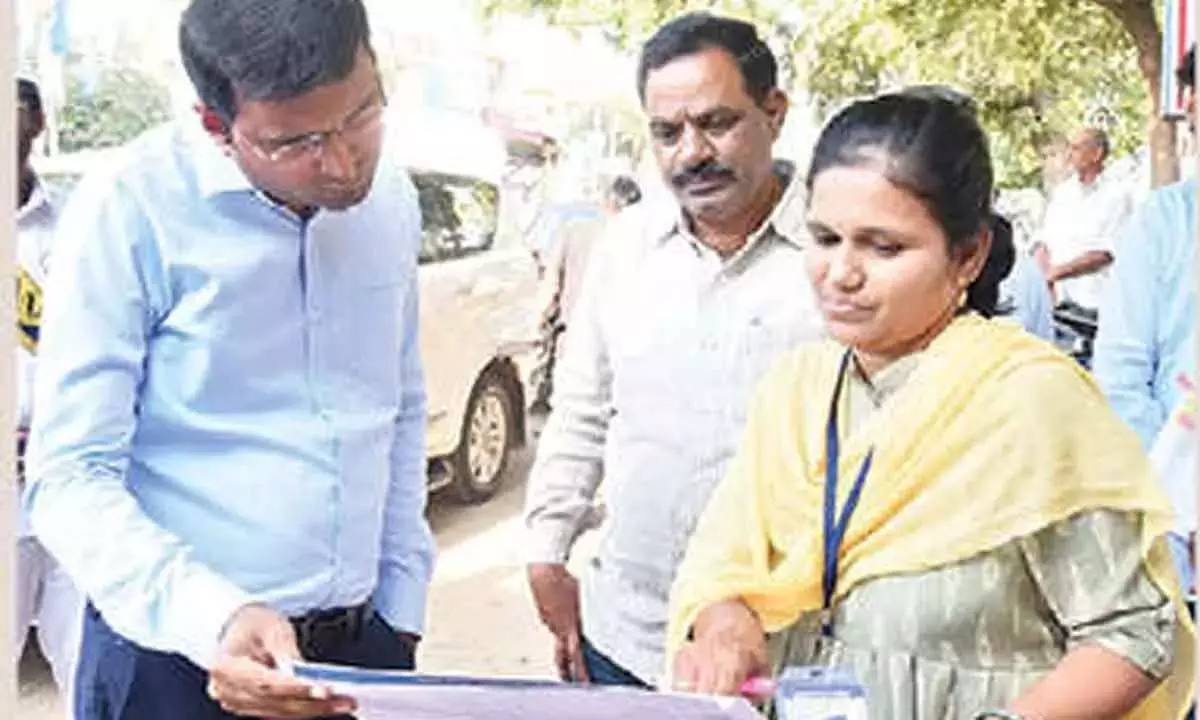 Telangana: कलेक्टर संतोष ने सर्वेक्षण के संचालन का निरीक्षण किया Telangana: कलेक्टर संतोष ने सर्वेक्षण के संचालन का निरीक्षण किया