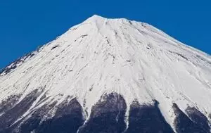 Mount Fuji में इस मौसम की पहली बर्फबारी हुई, जो 130 वर्षों में सबसे अधिक है