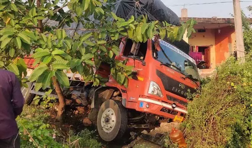 Khammam: ट्रक ने घर के परिसर को टक्कर मारी, 7 वर्षीय बच्चे की चमत्कारिक रूप से जान बची