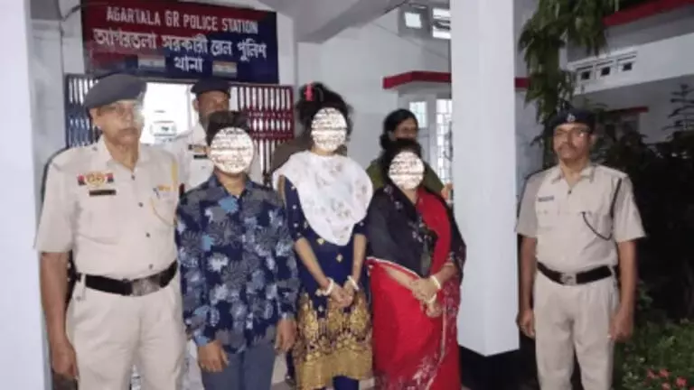 Tripura : पुलिस ने अवैध रूप से सीमा पार करने के आरोप