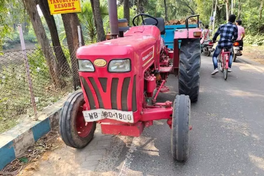 Shantiniketan में सोनाझुरी हाट के पास ट्रैक्टर से टकराई स्कूटर, कॉलेज छात्र की मौत