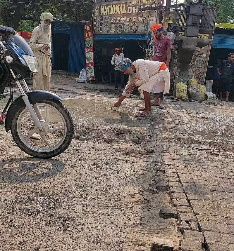 यात्रियों को परेशानी, Nanded team ने स्पीड-ब्रेकर की मरम्मत की