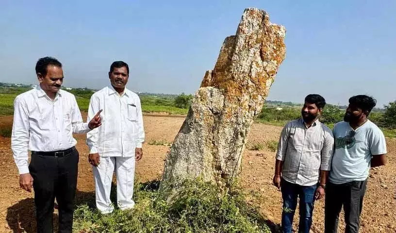 Telangana: लौह युग का मेनहिर पूरी तरह से उपेक्षित अवस्था में पड़ा मिला