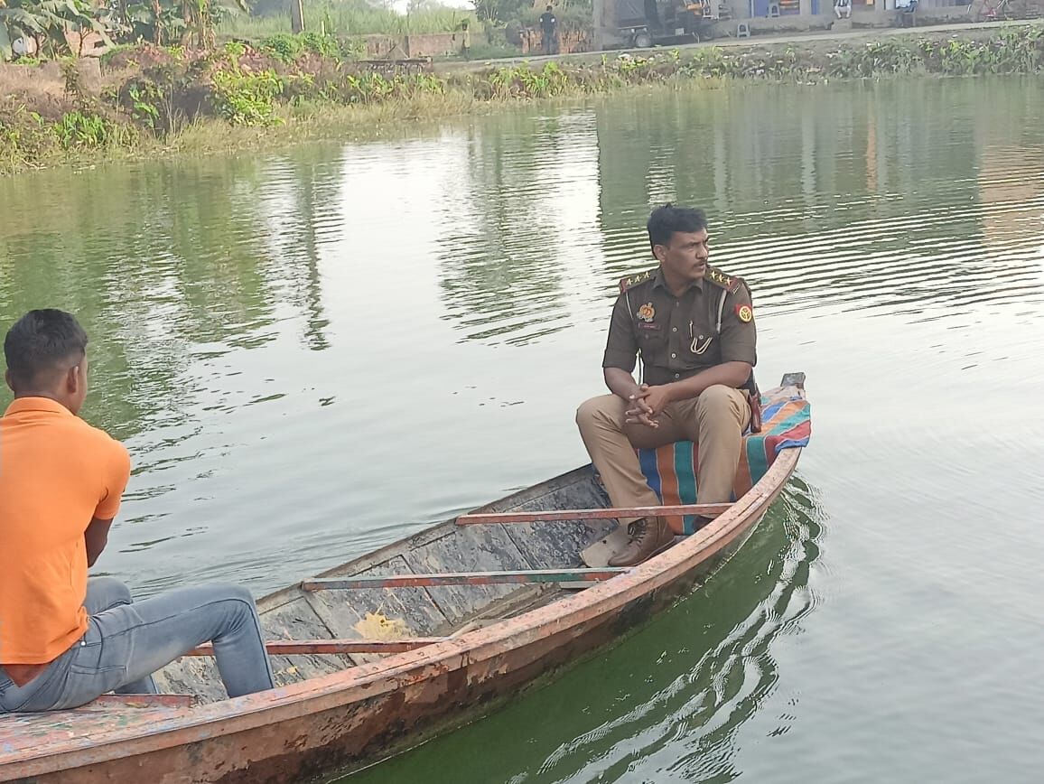 नाव पर सवार होकर प्रभारी निरीक्षक ने लिया Chhath Ghat के सुरक्षा का जायजा