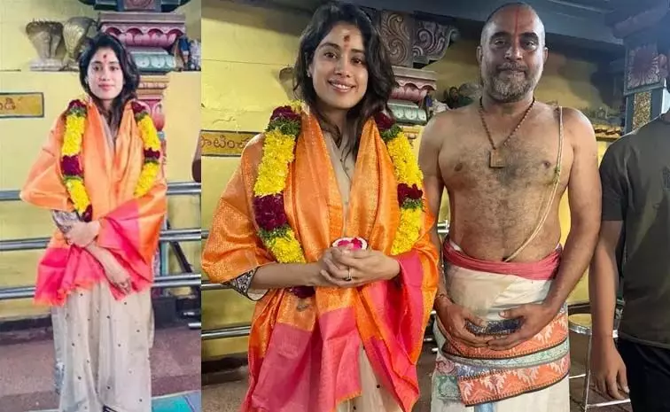 Janhvi Kapoor में बहुत भक्ति.. अमीरपेट के उस मंदिर में पूजा करती हुई