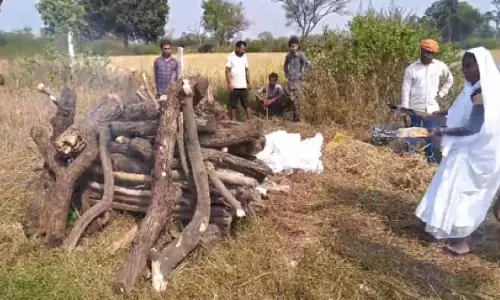 पत्नी ने पति को दी मुखाग्नि, रो पड़े ग्रामीण